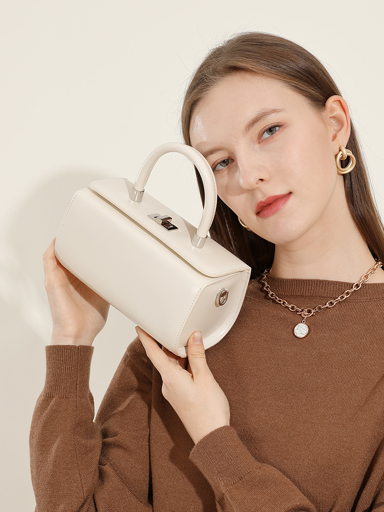 Doctor Bag Leather - 本革牛革製ハンドバッグ、女性用小型スクエアバッグ、2026年ファッション、シンプルショルダーバッグ、ドクターバッグデザイン、レディースバッグC259