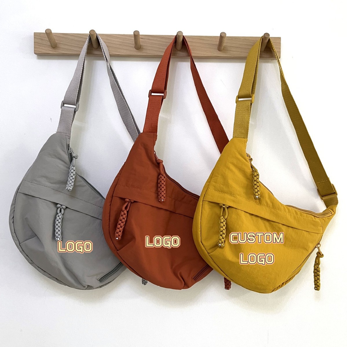 Women Bags Logo - カスタムロゴ入りナイロン製クレセント型クロスボディバッグ、軽量カジュアルスリングファニーパック、調節可能なストラップ付きショルダーバッグ（男女兼用、普段使いに）
