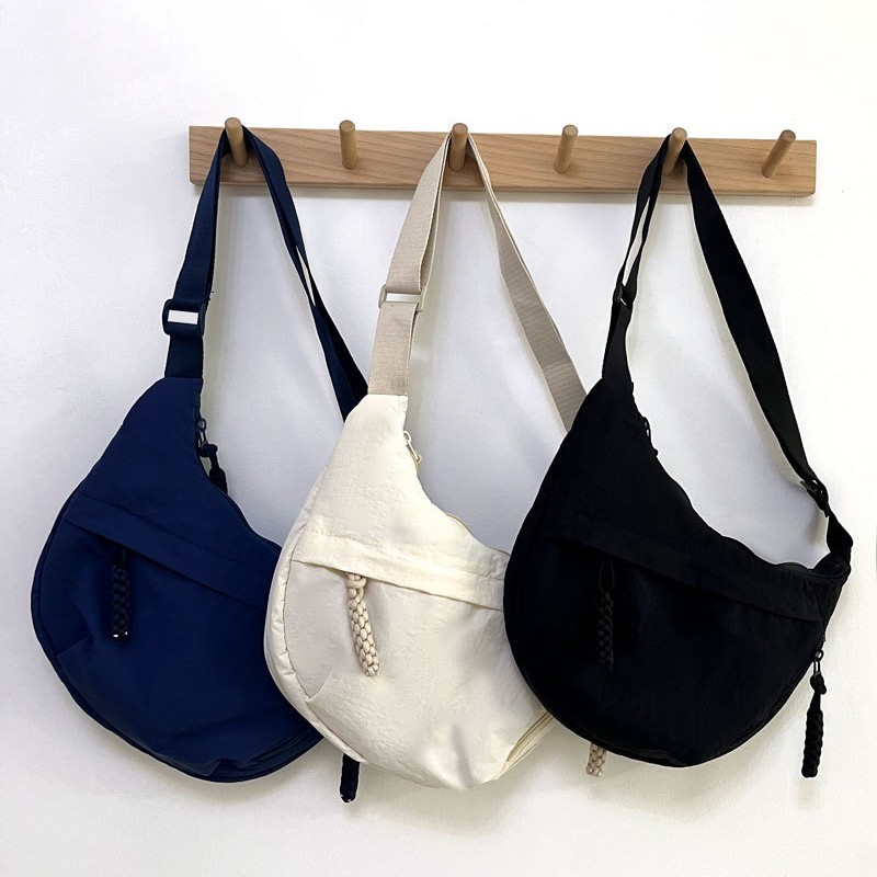 カスタムロゴ入りナイロン製クレセント型クロスボディバッグ、軽 - Women Bags Logo のレビューと価格