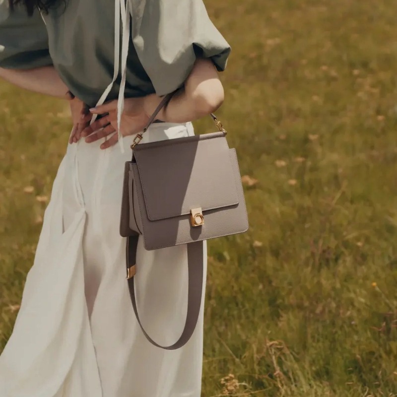 ヌメロセプトクロスボディバッグ レディース 高級グレインレザ - Women Bags Gold のレビューと価格